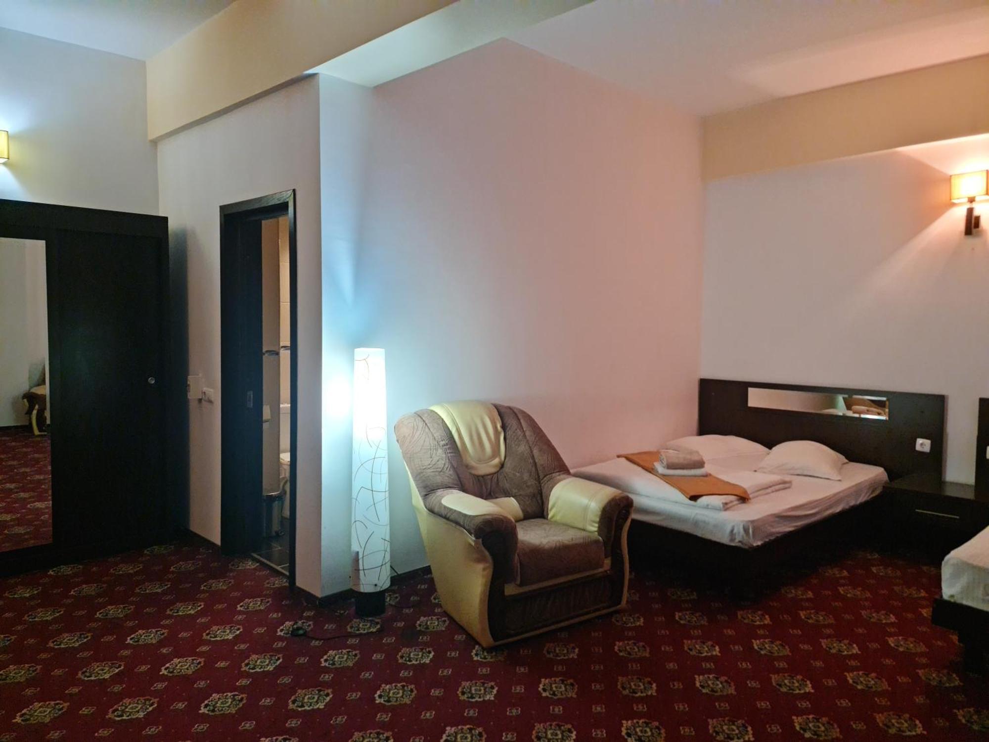 Hotel Magic Gt Trivale Piteşti Exterior foto